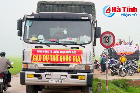 Hỗ trợ gạo cho ngư dân ven biển Kỳ Anh