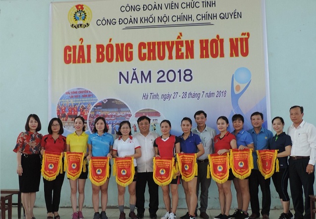  Giao lưu bóng chuyền chào mừng 89 năm ngày thành lập Công đoàn Việt Nam