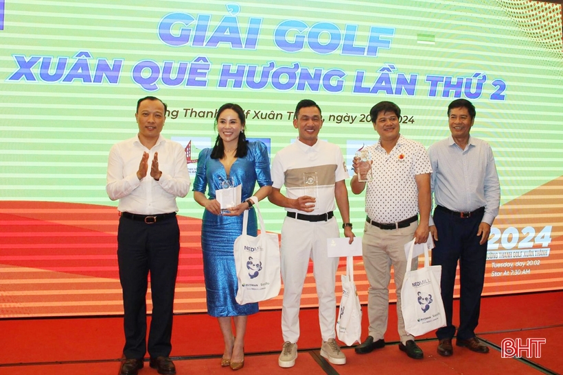 Giải Golf Xuân quê hương ủng hộ 300 triệu đồng xây dựng phòng máy tính trường học